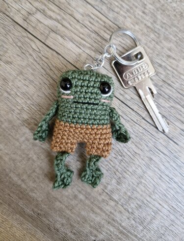 PDF Häkelanleitung Schlüsselanhänger / Taschenbaumler Frosch "Sir Quak"