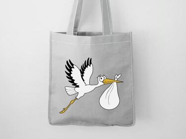 Stilisierter fliegender Storch mit Babybündel im Schnabel auf grauem Stoffbeutel