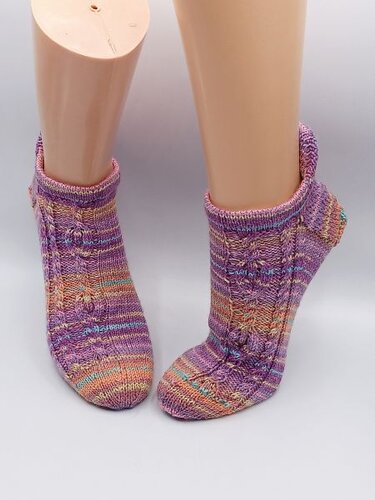 Kurze gestrickte Knöchelsocken in melierten Lila-, Orange- und Türkistönen mit Fersenlasche, frontal aufgestellt