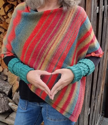Sportlicher Poncho mit Armstulpen
