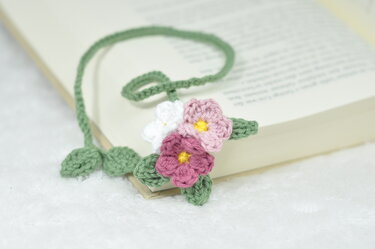 Crochet Pattern – Flower Bookmark – Perfect Gift for Book Lovers
