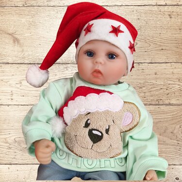 Puppe mit roter Weihnachtsmütze und mintfarbenem Pullover mit Teddy-Stickmotiv und Nikolausmütze