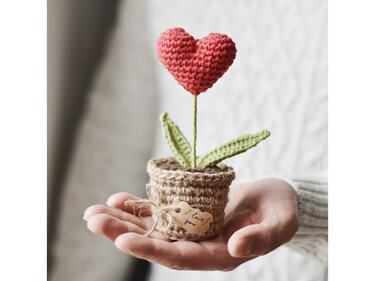 Valentinstag Häkelanleitung – Rote Herzpflanze im Topf