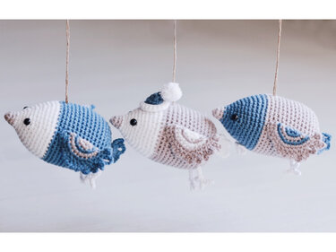 Drei gehäkelte Vogelanhänger in Blau, Beige und Weiß mit Flügeln, Aufhängeschlaufen und Bommelmütze