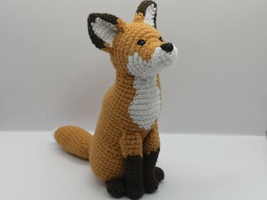 realistic fox (sitting) - crochet pattern by NiggyArts
