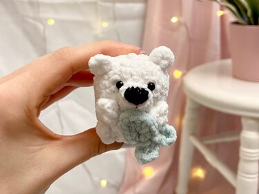 Häkelanleitung kleiner Eisbär mit Fisch | Amigurumi Polarbär - Bild 5