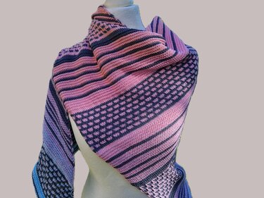 Gestricktes Dreieckstuch in Rosa und Dunkelblau mit Streifen- und Mini‑Muster auf Schneiderpuppe