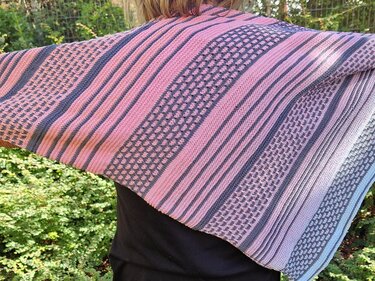 Abelina - asymmetrisches gestricktes Dreieckstuch mit Hebemaschen - Bild 4