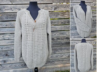 Hellgraue, gehäkelte Jacke auf Schaufensterpuppe vor Holzplanken, Vorder- und Rückansicht, sichtbare Holzschließe