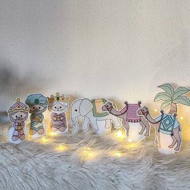 ITH-Stickhüllen: drei Könige, Elefant, zwei Kamele und Palme, beleuchtet von LED-Lichterkette