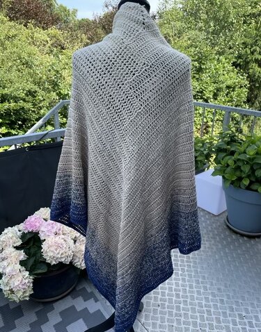 Gehäkeltes Dreieckstuch mit Farbverlauf von Grau zu Blau auf Mannequin, Rückansicht