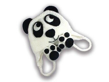 Weiße Häkel-Babymütze mit schwarzen Panda-Applikationen, Ohrklappen und Bindebändern