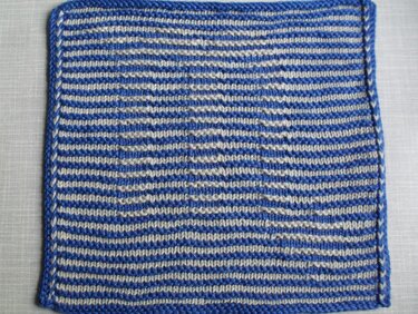 Quadratisches gestricktes Tuch mit horizontalen blau-hellgrauen Streifen und blauem Rand