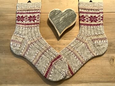 Donia, Socken mit winterlichem Fair-Isle-Muster - Stricken