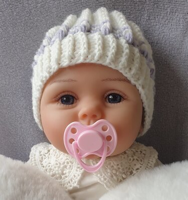 Crochet pattern for ‘Tuft’ hat with tufts in ribbed structure