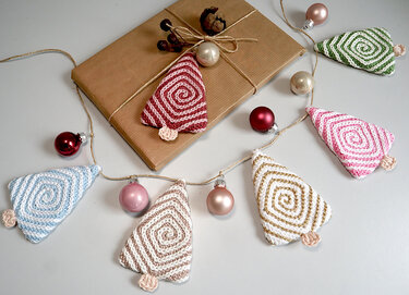 Granny Bäumchen „Nordic Twist“ - Girlande, Baumschmuck, Geschenkanhänger - Häkeln