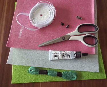 Crafting Instructions For The Frog Keychain - Crafts