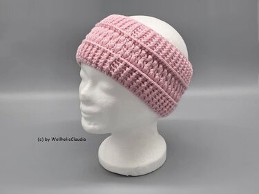 Rosa gehäkeltes Stirnband mit Rippenmuster auf weißem Schaumkopf