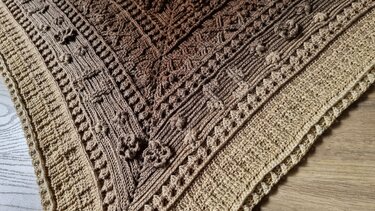 Dreieckstuch mit Reliefstreifen und Noppen in beige bis braun, Nahaufnahme