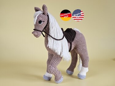 Pferd Blondie mit Sattel und Zaumzeug - Amigurumi Häkelanleitung