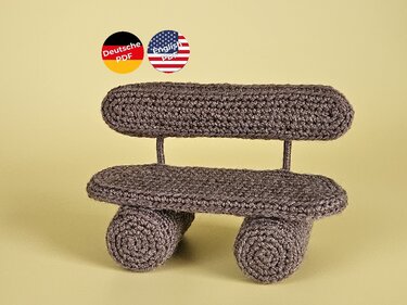 Gehäkelte braun-graue Miniaturbank, Frontalansicht.