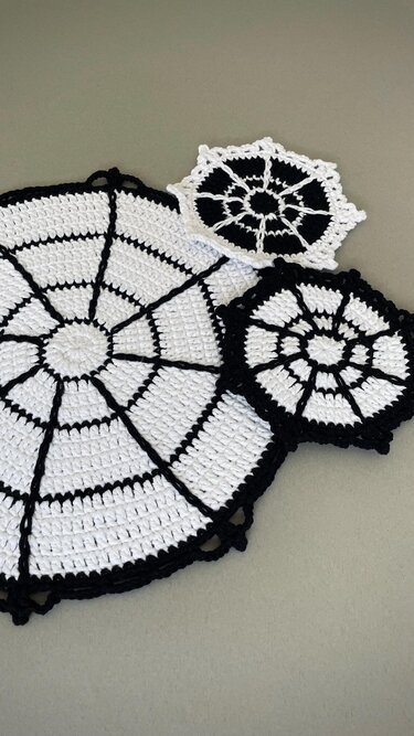 Spinnennetz Tischset Häkelanleitung für Halloween Tischdekoration