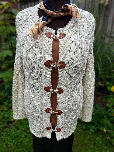 Wunderschöne Zopfmusterjacke "Bienenkönigin", RVO, Größe XS-5XL und größer