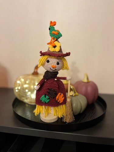 Gehäkelte Amigurumi-Vogelscheuche mit Vogel auf dem Hut, Mini-Besen und herbstlicher Dekoration