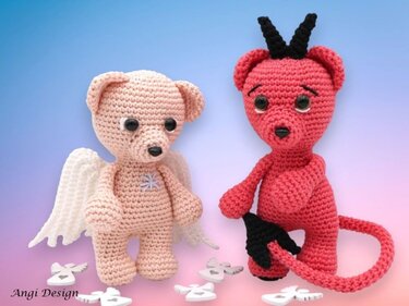 Gehäkelte Amigurumi-Teddybären: rosa Engel mit Flügeln und roter Teufel mit Hörnern und Schwanz