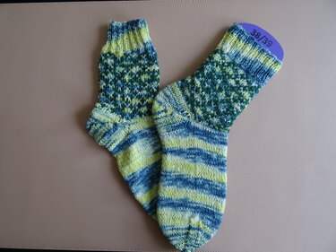 Handgestrickte Socken blau grün gelb, gestreifter Fuß und gemusterter Schaft, Größe 38/39