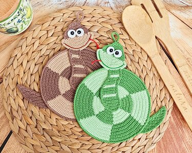 354 4 Snakes in one pattern. Potholder, Placemat, Coaster or decor tutorial - Crochet
