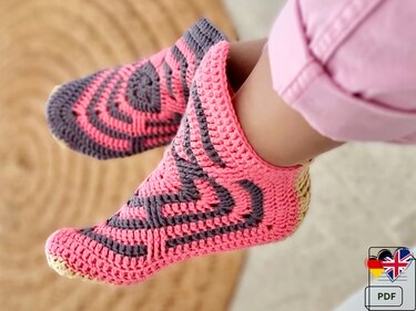 S15 Crochet Slippers Pattern PDF in English and German, cotton.