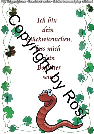 Rotes, lachendes Würmchen mit großem Lächeln und Spruch, umrahmt von einer Ranke aus vierblättrigen Kleeblättern.