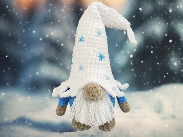 Häkelanleitung: Winterwichtel mit weißer Schneeflockenmütze und Bart