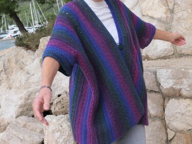 Lässige Poncho-Jacke Meereshimmel - Häkelanleitung