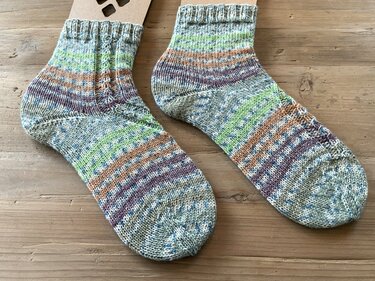 Dorette, Socken mit kleinem Musterstreifen - Stricken