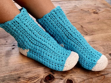 S31 Crochet Socks Pattern PDF in English and German, cotton socks.