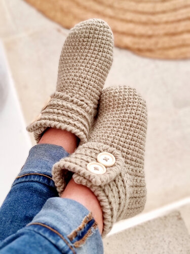 S.4 Crochet pattern for slippers. PDF in English and German.