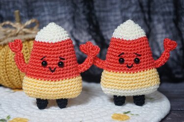 Free crochet pattern Candy Corn. Helloween crochet. Amigurumi Candy Corn.