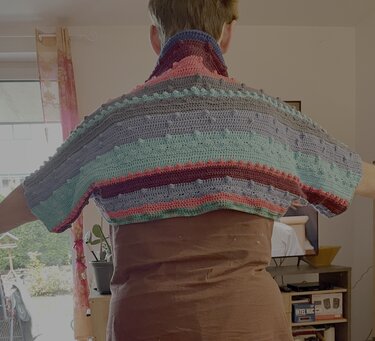 Praktischer 2 in 1 : Schulterwärmer/Schal in - Häkeln