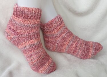 Crochet pattern for socks no. 1 ‘Pixel’ cuff down with boomerang heel
