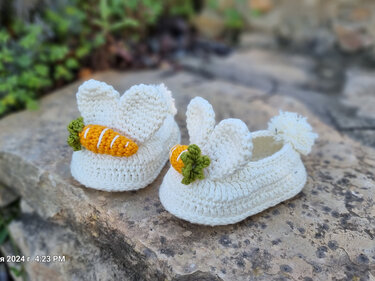 S.19 Crochet pattern for baby slippers “Bunny”. PDF in English and German.