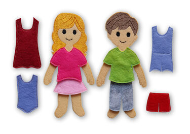 Zwei Filz-Anziehpuppen als Stickmotiv, ein Mädchen mit blondem Haar und ein Junge mit braunem Haar, dazu vier wechselbare Kleidungsstücke auf weißem Hintergrund.
