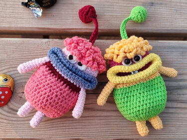 T2 Crochet pattern for key cover. PDF in English and German