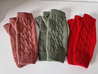 Strickanleitung für das Set aus Mütze und Stulpen "Lydia" - Bild 2