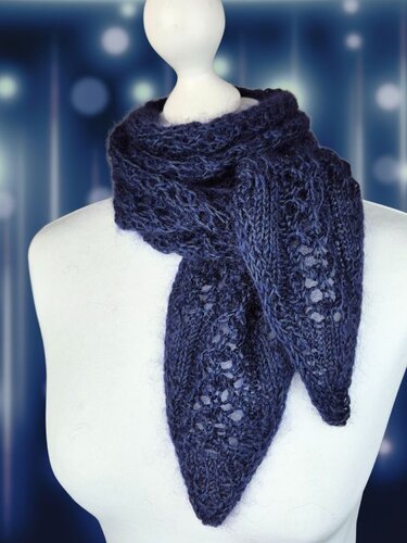 Dunkelblauer gestrickter Schal mit Lochmuster auf weißer Schaufensterpuppe