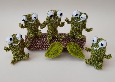 TeaCosyFolk's Five Little Speckled Frogs Play Set Knitting Pattern