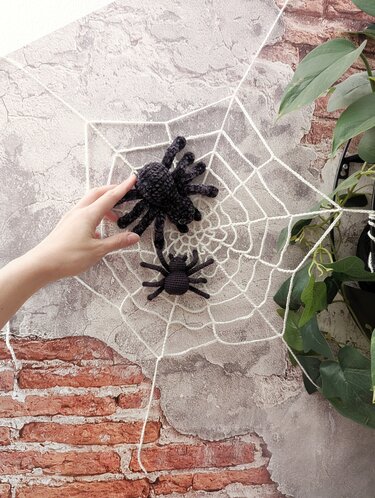 Spider in a Web Halloween Pattern - Crochet Amigurumi Pattern (EN, DE)