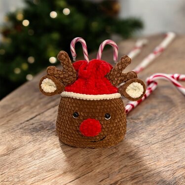 Gehäkeltes Rentier-Säckchen in Braun und Rot mit Zuckerstangen