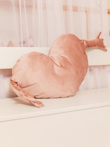 Herzkissen mit Armen nähen – süßes Kuschelkissen für Kinder (Schnittmuster)